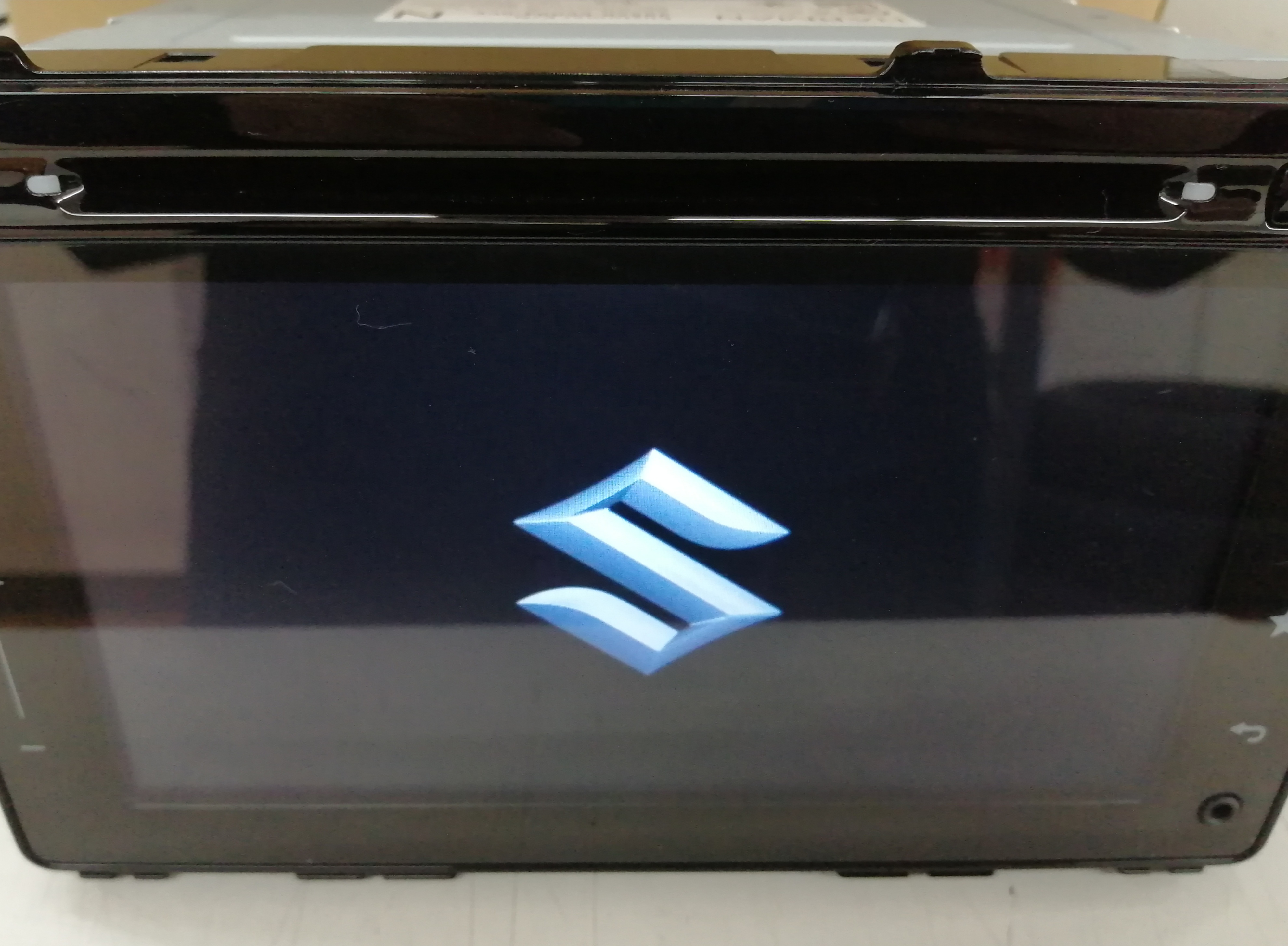 起動時にSUZUKIのロゴが表示されます