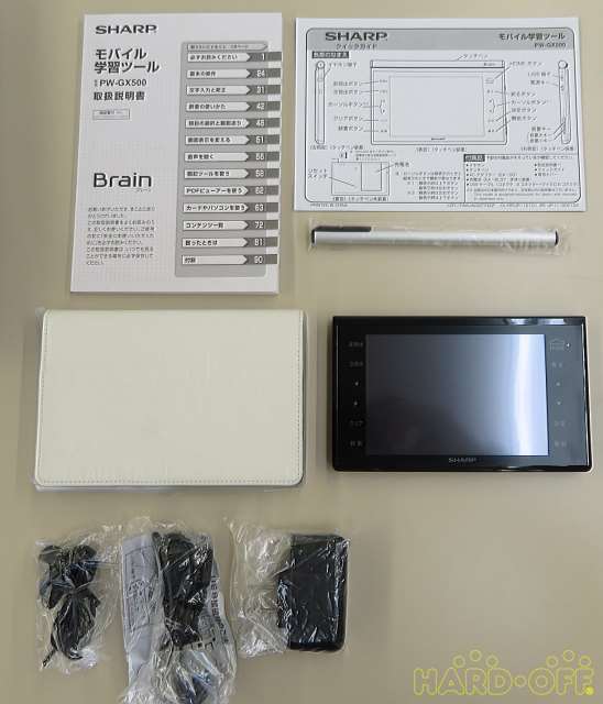 下部の三つはイヤホン、ケーブル、充電機。