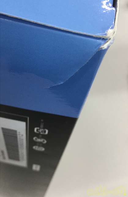 化粧箱に破れあります。
