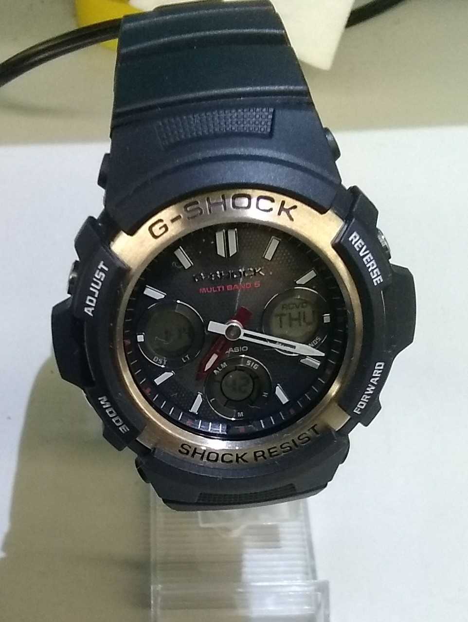 金色の様に見えますが銀色です。