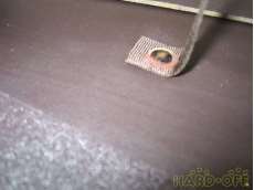 額装裏面の金具に錆びが見られます