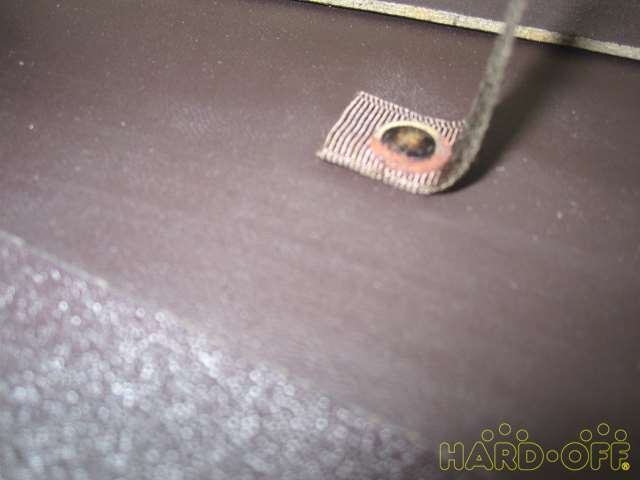 額装裏面の金具に錆びが見られます
