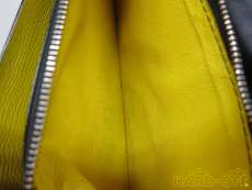 小銭入れ中に汚れあり