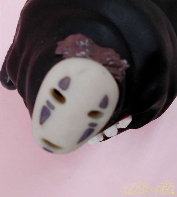 おでこ上に黒いキズ跡あります。