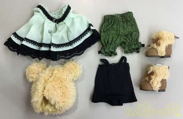 こちらの洋服などもついています